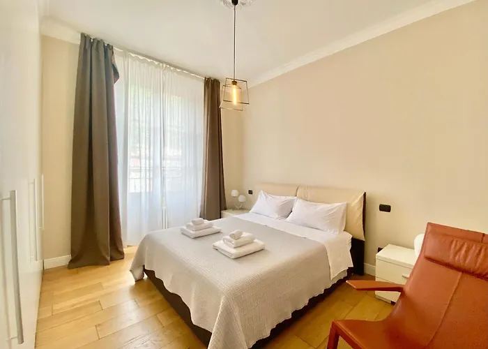 Apartment Vincent's Artwork Como